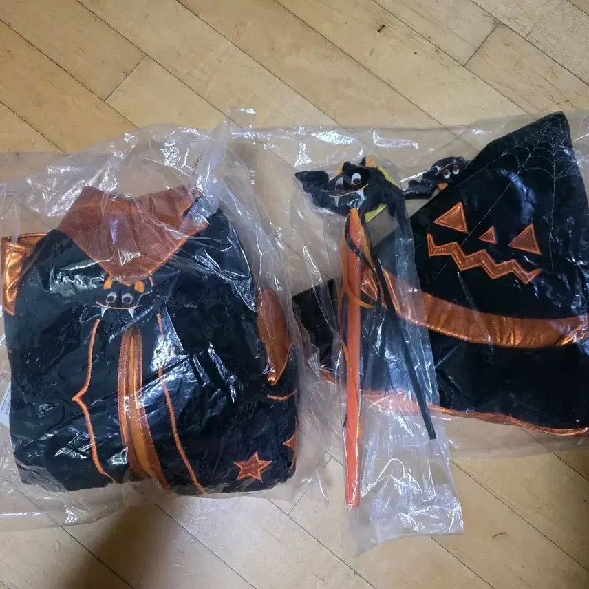 [BUNJANG] Everland Halloween Witch Costume Set (Cape + Wand + Hat) / 에버랜드 할로윈 마녀 코스튬 의상 세트(망토+지팡이+모자)