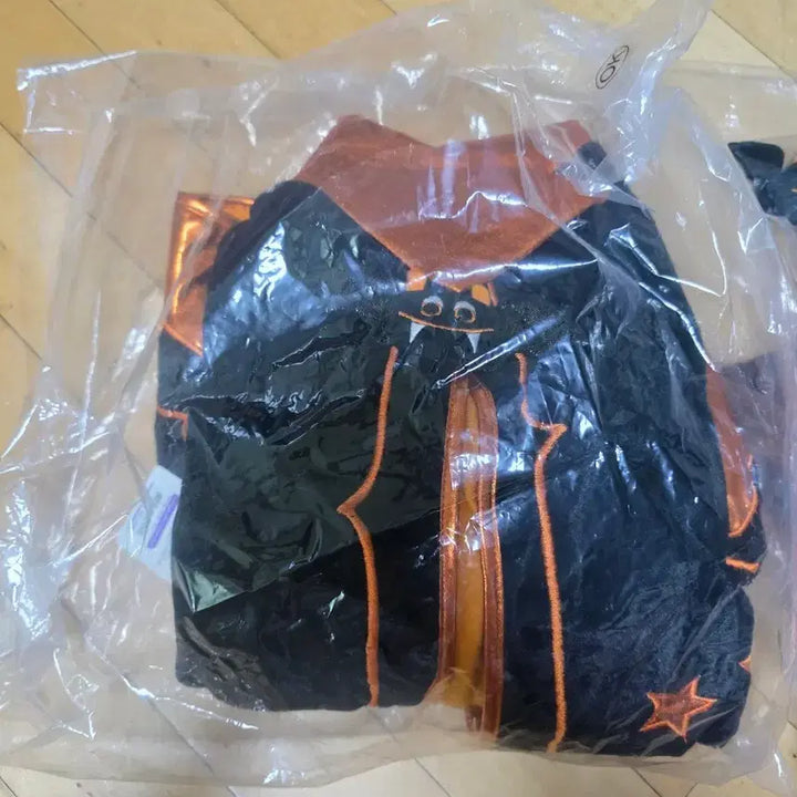 [BUNJANG] Everland Halloween Witch Costume Set (Cape + Wand + Hat) / 에버랜드 할로윈 마녀 코스튬 의상 세트(망토+지팡이+모자)
