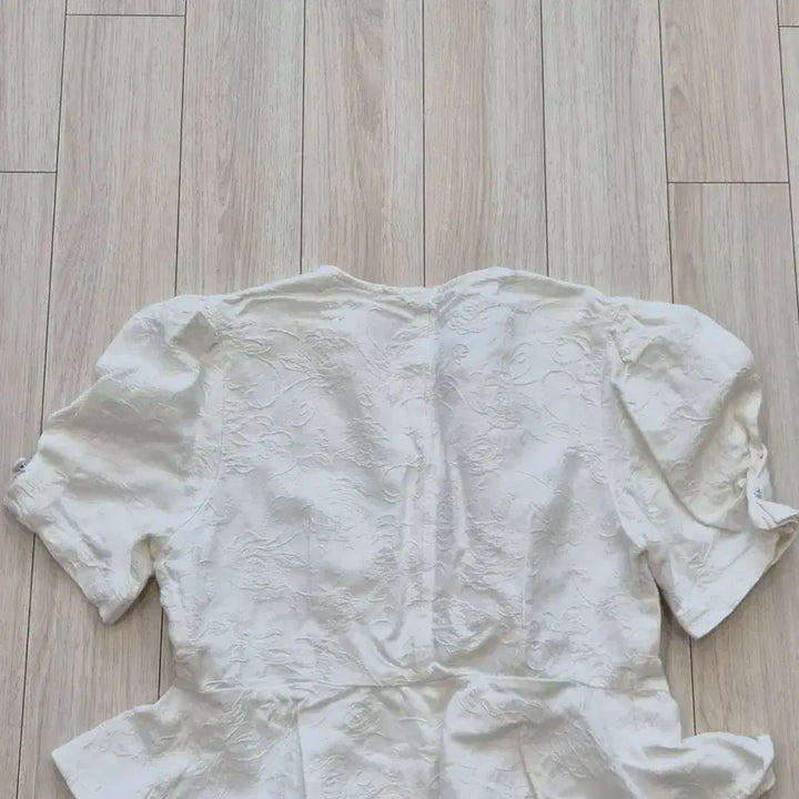 [BUNJANG] Round Neck Puff Sleeve Blouse Ivory / 라운드넥 퍼프 반팔 블라우스 아이보리