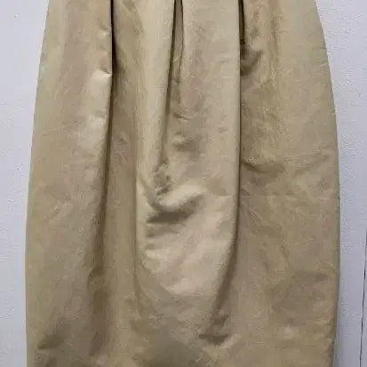 [SOLD OUT] 킨더살몬 우먼 볼류미너스 뒤트임 미디 스커트 베이지