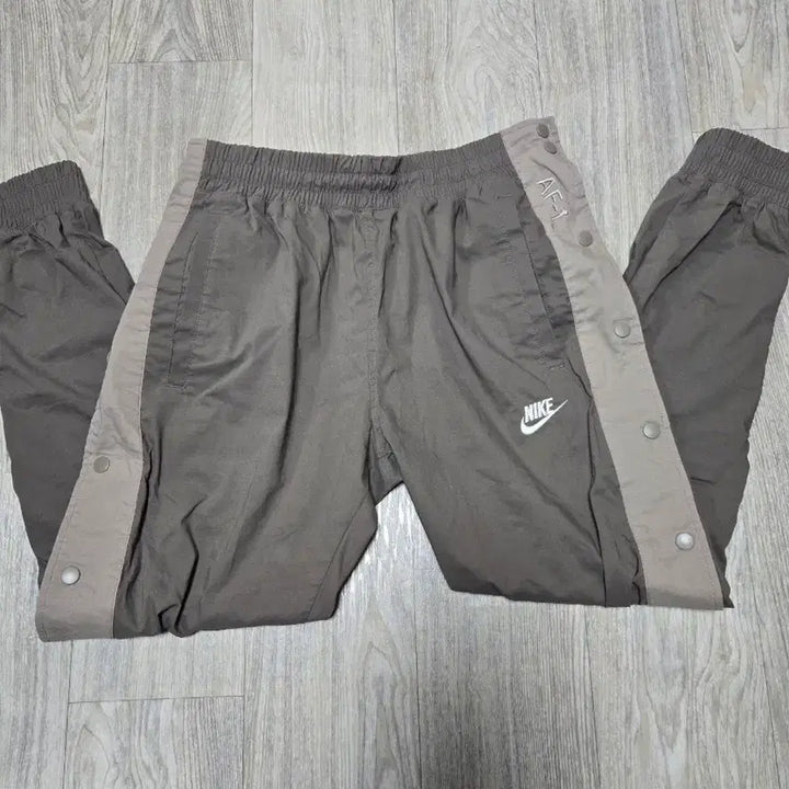 [BUNJANG] Nike AF1 Side Button Track Pants / 나이키 AF1 사이드 버튼 트랙 팬츠