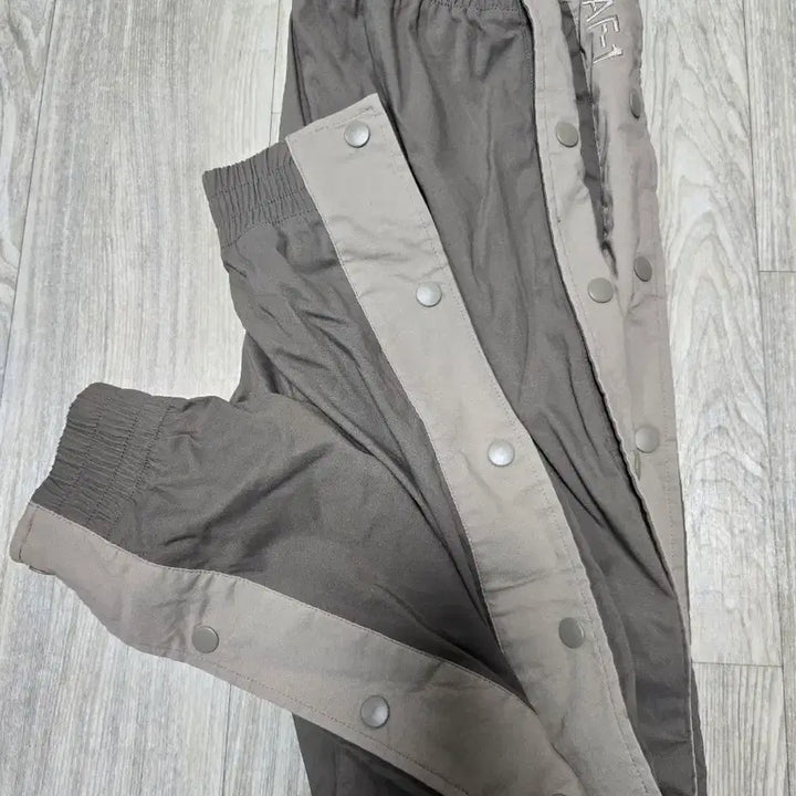 [BUNJANG] Nike AF1 Side Button Track Pants / 나이키 AF1 사이드 버튼 트랙 팬츠