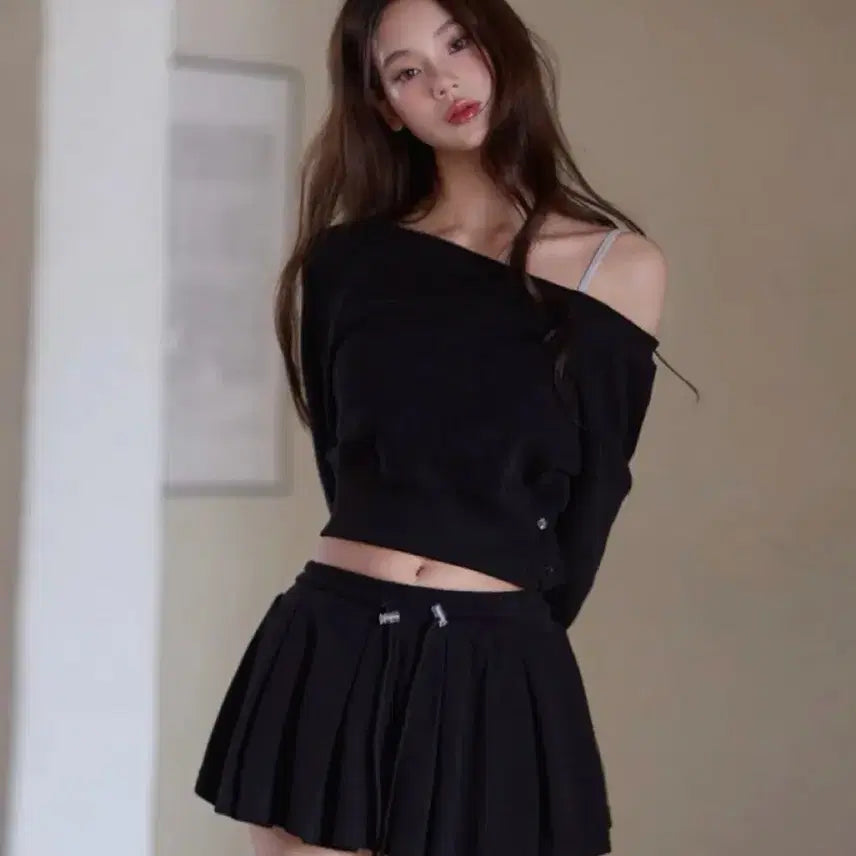 [BUNJANG] KINDAMIE Off-Shoulder Sweatshirt &amp; Pleated Training Skirt Set / 카인다미 셋업 오프숄더 맨투맨+플리츠 트레이닝 스커트