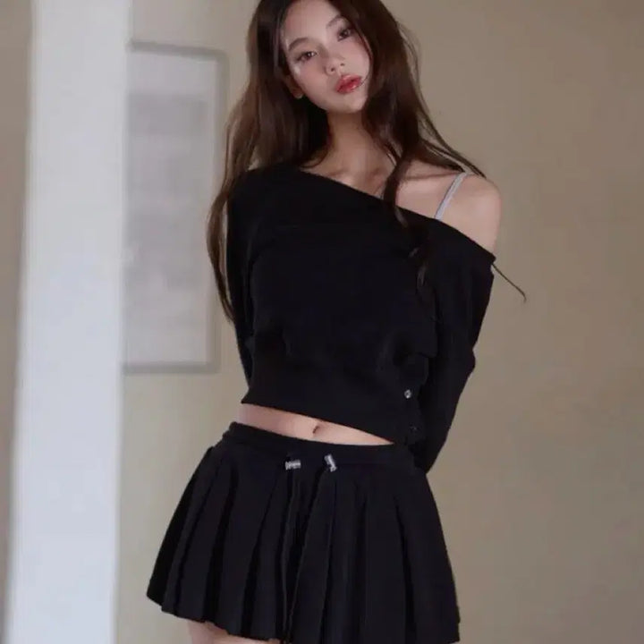 [BUNJANG] KINDAMIE Off-Shoulder Sweatshirt &amp; Pleated Training Skirt Set / 카인다미 셋업 오프숄더 맨투맨+플리츠 트레이닝 스커트