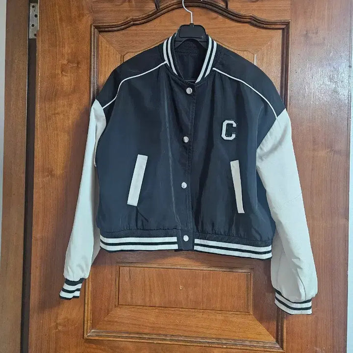 [BUNJANG] Black and White Color Block Cropped Baseball Jacket / 블랙 화이트 배색 야구 점퍼 크롭