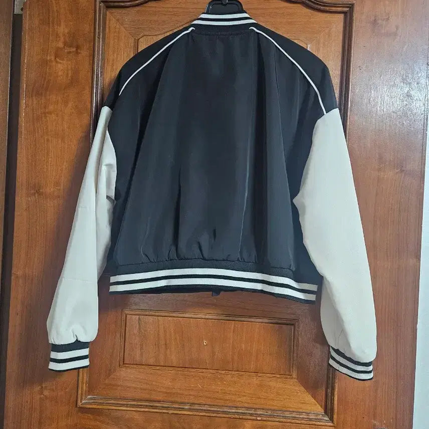 [BUNJANG] Black and White Color Block Cropped Baseball Jacket / 블랙 화이트 배색 야구 점퍼 크롭
