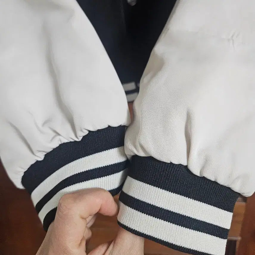 [BUNJANG] Black and White Color Block Cropped Baseball Jacket / 블랙 화이트 배색 야구 점퍼 크롭