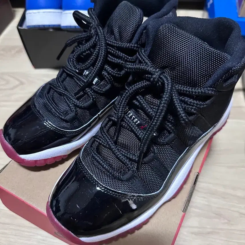 [BUNJANG] Nike Air Jordan 11 Retro Bred Sneakers / 나이키 에어 조던 11 레트로 브레드 240사이즈