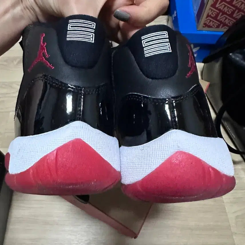 [BUNJANG] Nike Air Jordan 11 Retro Bred Sneakers / 나이키 에어 조던 11 레트로 브레드 240사이즈