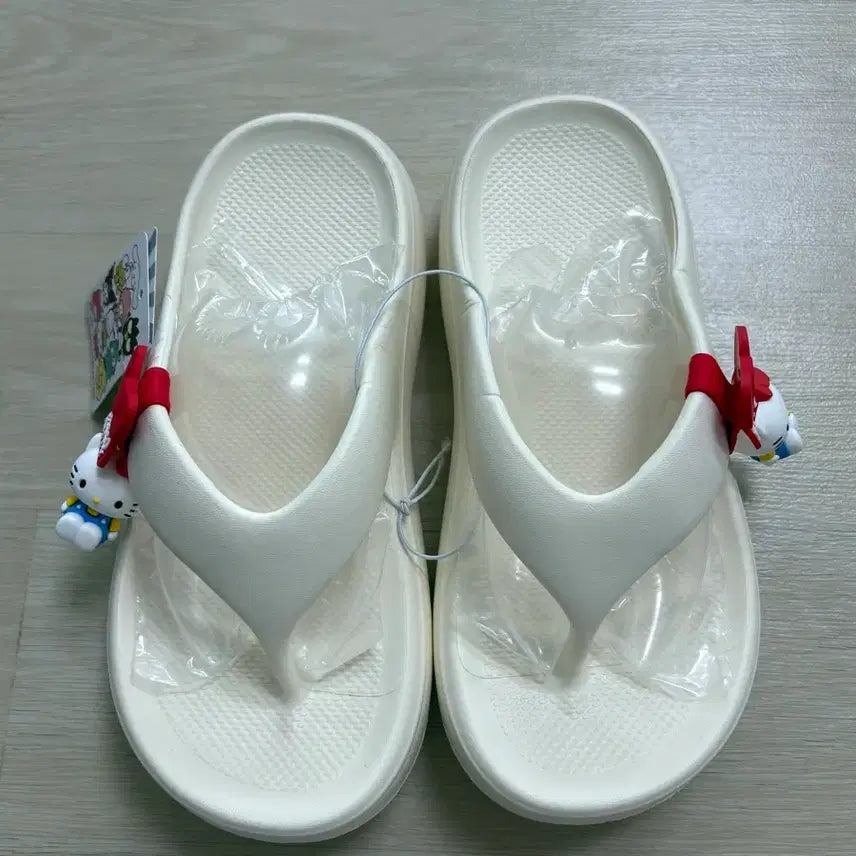 [BUNJANG] Sanrio Hello Kitty Thong Sandals with Keychain / 산리오 230 헬로키티 키링, 흰색 쪼리 슬리퍼 새상품