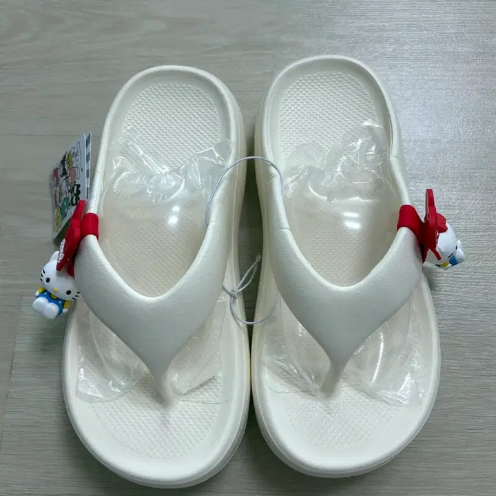 [BUNJANG] Sanrio Hello Kitty Thong Sandals with Keychain / 산리오 230 헬로키티 키링, 흰색 쪼리 슬리퍼 새상품