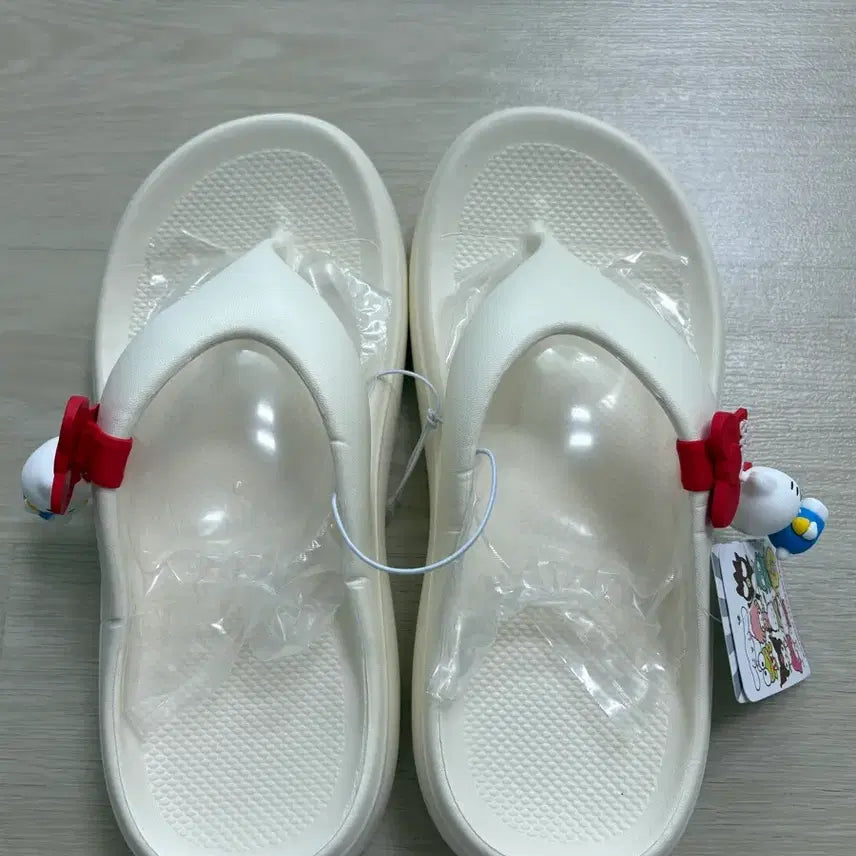 [BUNJANG] Sanrio Hello Kitty Thong Sandals with Keychain / 산리오 230 헬로키티 키링, 흰색 쪼리 슬리퍼 새상품