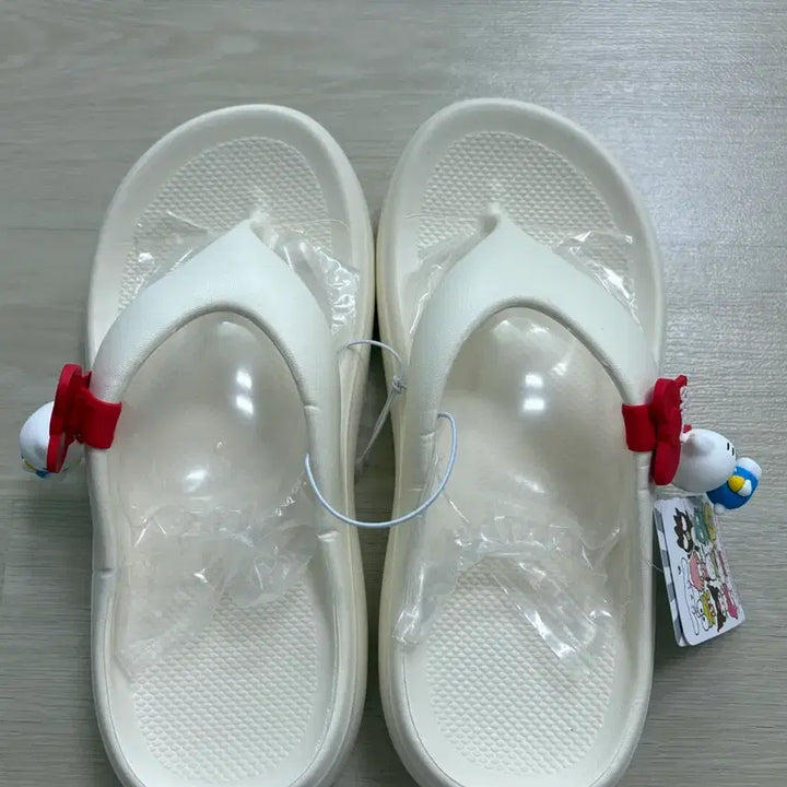 [BUNJANG] Sanrio Hello Kitty Thong Sandals with Keychain / 산리오 230 헬로키티 키링, 흰색 쪼리 슬리퍼 새상품