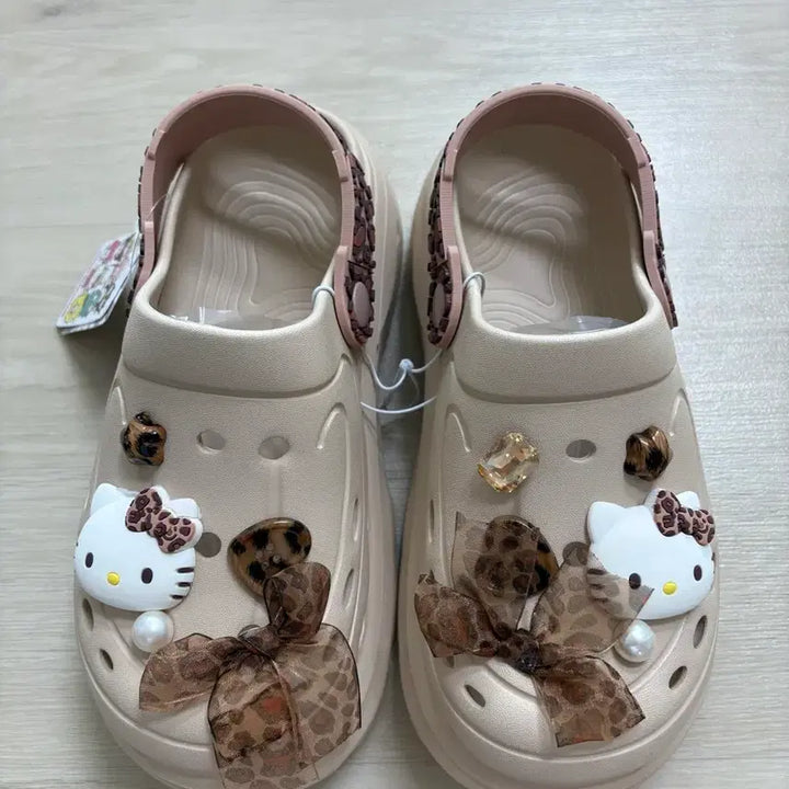 [BUNJANG] Sanrio Hello Kitty Brown Ribbon Jibbitz Crocs Slippers / 산리오 230 헬로키티 리본 브라운 지비츠 태닝 크록스 슬리퍼 새상품