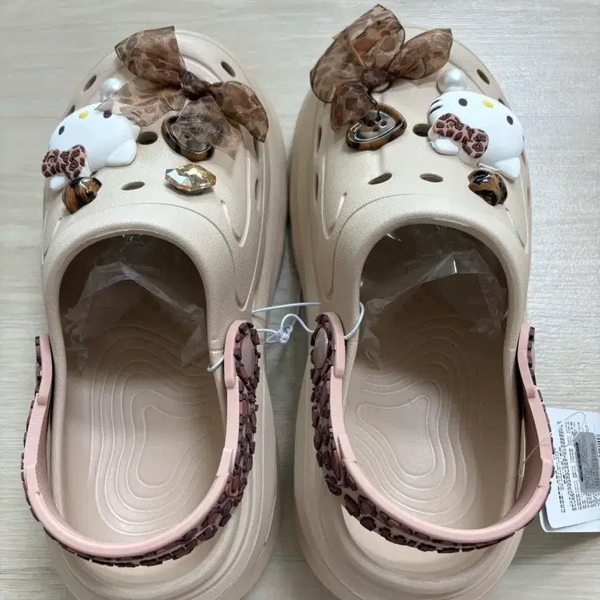 [BUNJANG] Sanrio Hello Kitty Brown Ribbon Jibbitz Crocs Slippers / 산리오 230 헬로키티 리본 브라운 지비츠 태닝 크록스 슬리퍼 새상품