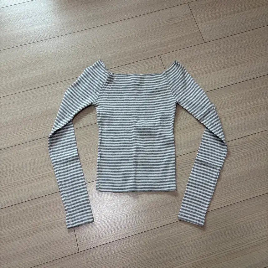 [BUNJANG] Ablly Striped Off-Shoulder Long Sleeve Top / (반택포가격) 에이블리 단가라 오프숄더 긴팔티