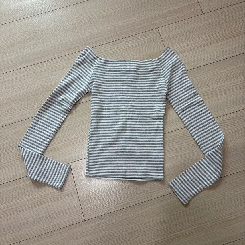 [BUNJANG] Ablly Striped Off-Shoulder Long Sleeve Top / (반택포가격) 에이블리 단가라 오프숄더 긴팔티
