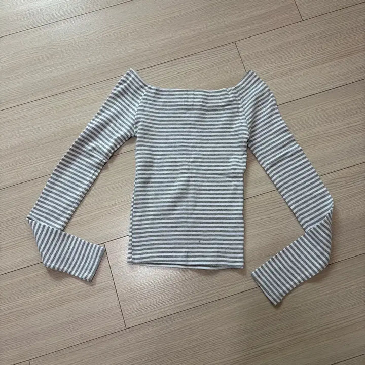 [BUNJANG] Ablly Striped Off-Shoulder Long Sleeve Top / (반택포가격) 에이블리 단가라 오프숄더 긴팔티