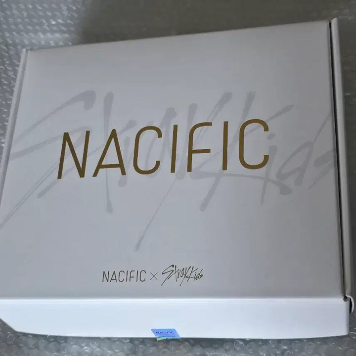 [SOLD OUT] 스트레이키즈 NACIFIC 네시픽 콜라보박스 (개봉)