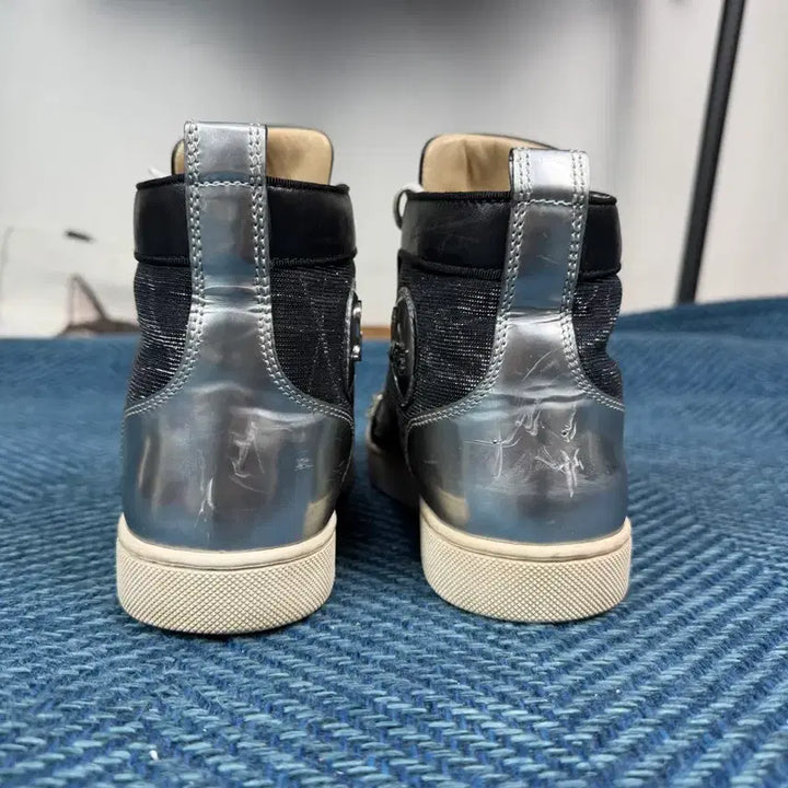 [SOLD OUT] 크리스찬 루부탱 아이코닉 스파이크 하이탑 스니커즈  한정판