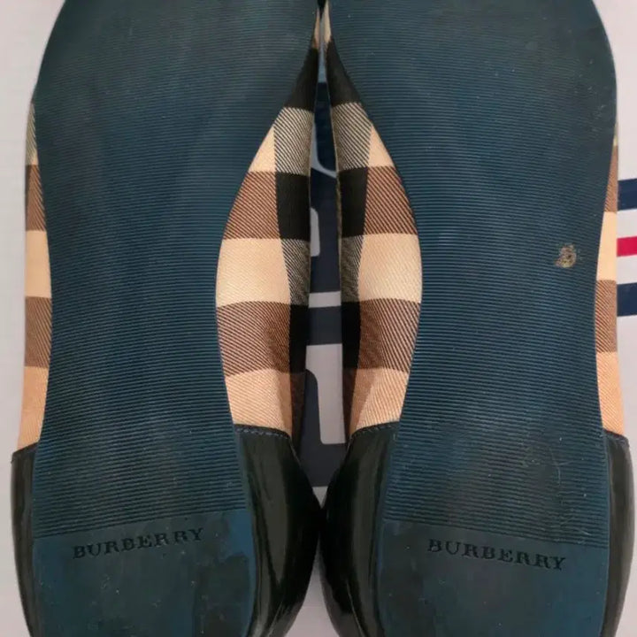 [SOLD OUT] 버버리 체크 플랫 슈즈 37