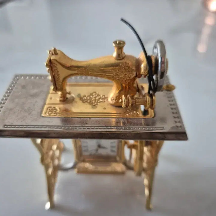 [BUNJANG] Actic Gold Sewing Machine Clock Decor / 미국 액틱 골드 재봉틀  시계 소품