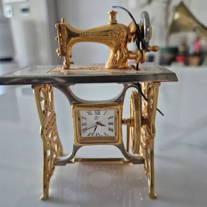 [BUNJANG] Actic Gold Sewing Machine Clock Decor / 미국 액틱 골드 재봉틀  시계 소품