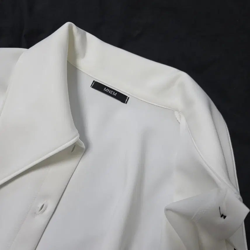 [BUNJANG] Mnem Slit Sleeve Crop Blouse / 므넴 슬릿 슬리브 크롭 블라우스