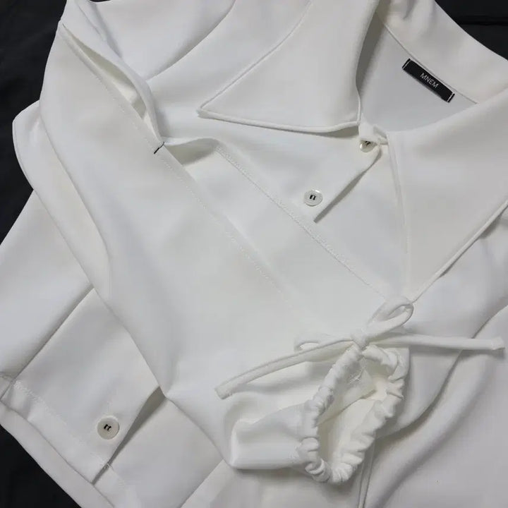[BUNJANG] Mnem Slit Sleeve Crop Blouse / 므넴 슬릿 슬리브 크롭 블라우스