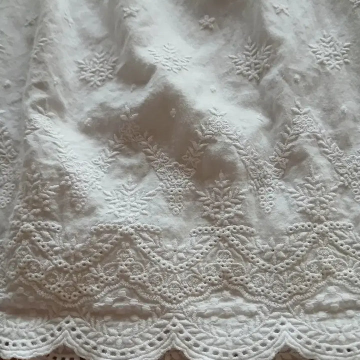 [BUNJANG] White Eyelet Embroidery Camisole Blouse / 화이트 아일렛 자수 끈나시 블라우스