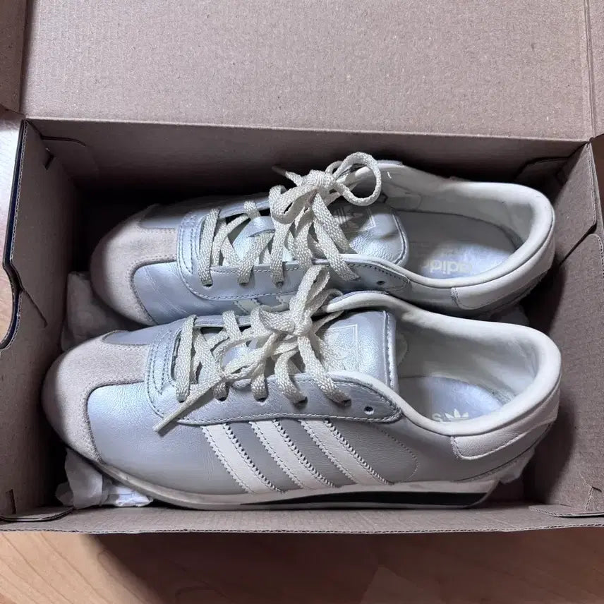 [BUNJANG] Adidas Country II Silver Cream Sneakers / 아디다스 컨트리 II 실버크림 235