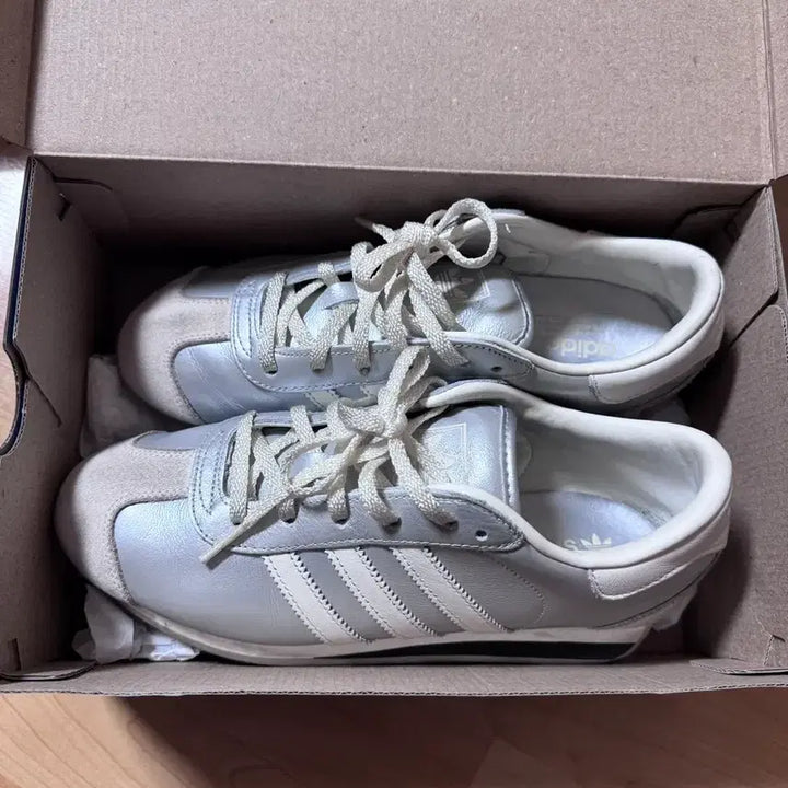 [BUNJANG] Adidas Country II Silver Cream Sneakers / 아디다스 컨트리 II 실버크림 235