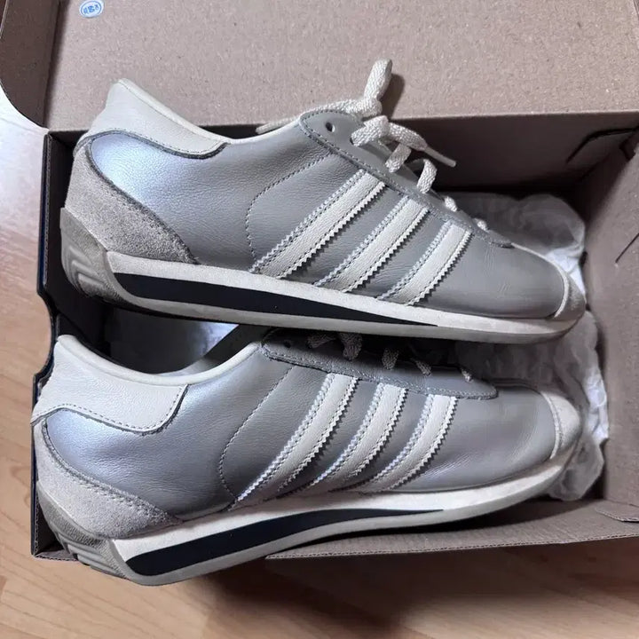 [BUNJANG] Adidas Country II Silver Cream Sneakers / 아디다스 컨트리 II 실버크림 235