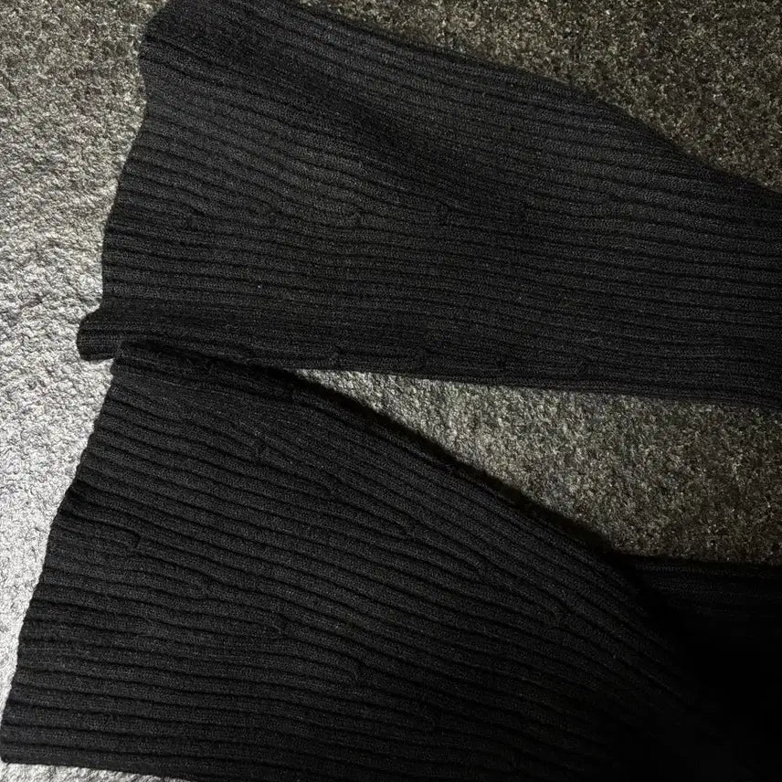 [BUNJANG] Black Ribbed Knit Top / 블랙 골지 반목 니트