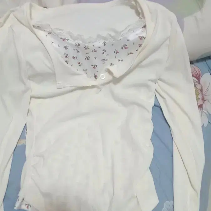 [BUNJANG] Ivory Floral Layered Long Sleeve T-Shirt / 아이보리 꽃무늬 레이어드 긴팔 티셔츠판매해요!