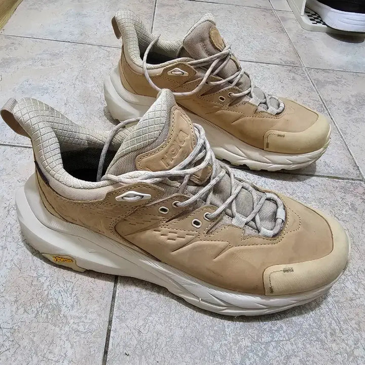 [BUNJANG] Hoka Kaha 2 Sneakers / 호카 카하2 260사이즈 판매합니다.