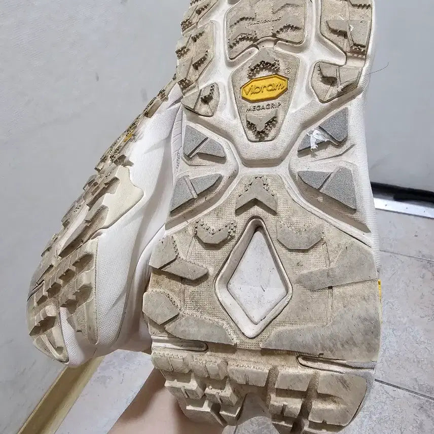 [BUNJANG] Hoka Kaha 2 Sneakers / 호카 카하2 260사이즈 판매합니다.