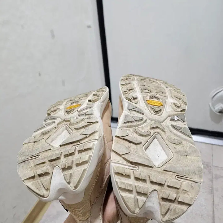 [BUNJANG] Hoka Kaha 2 Sneakers / 호카 카하2 260사이즈 판매합니다.