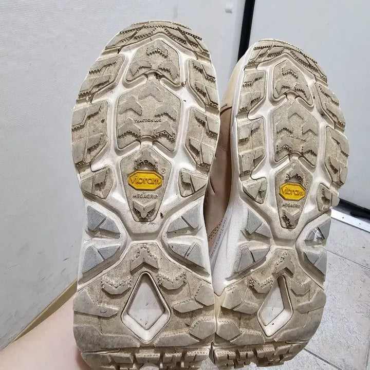 [BUNJANG] Hoka Kaha 2 Sneakers / 호카 카하2 260사이즈 판매합니다.