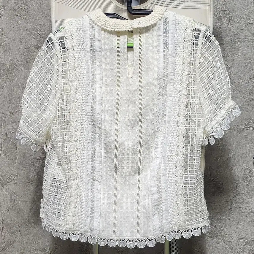 [SOLD OUT] FAYEWOO 레이스 블라우스 화이트 펀칭 카라 반팔