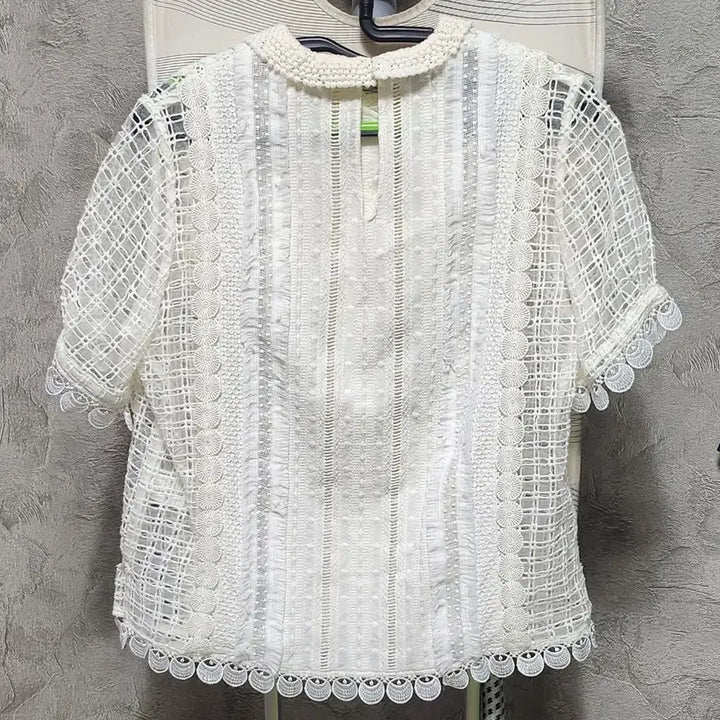 [SOLD OUT] FAYEWOO 레이스 블라우스 화이트 펀칭 카라 반팔
