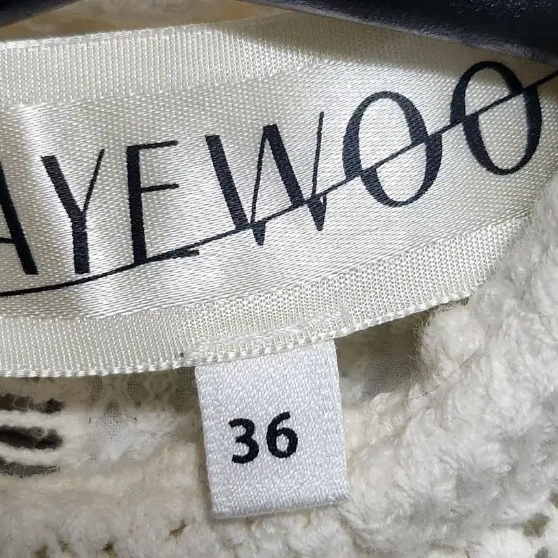 [SOLD OUT] FAYEWOO 레이스 블라우스 화이트 펀칭 카라 반팔