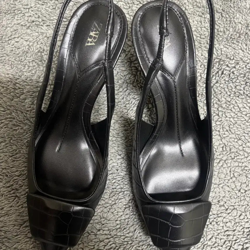[SOLD OUT] 자라 블랙 크로크 힐 슬링백 슈즈