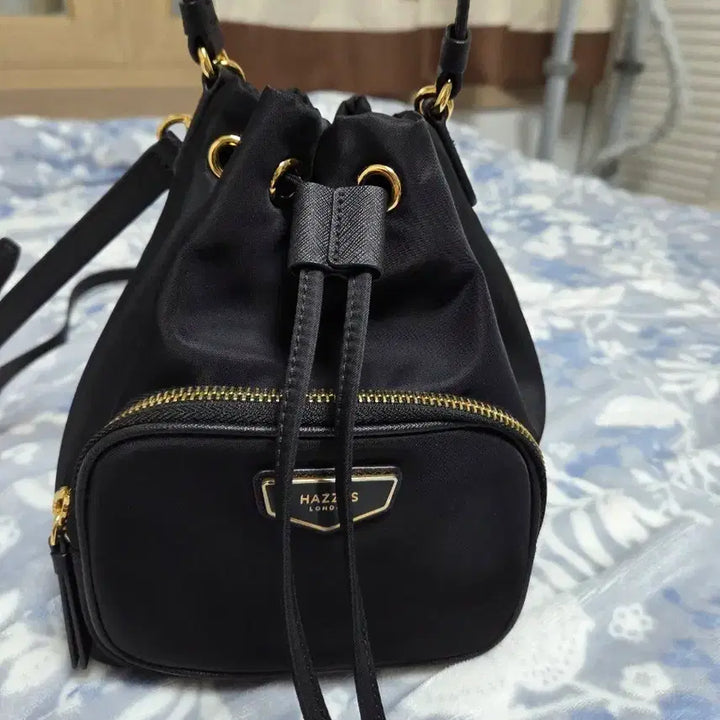 [BUNJANG] Hazzys Black Nylon Bucket Bag / 헤지스 나일론 버킷백입니다