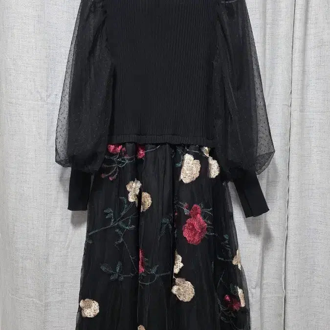 [SOLD OUT] 꽃 자수 시스루 원피스