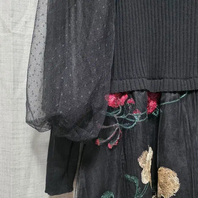 [SOLD OUT] 꽃 자수 시스루 원피스