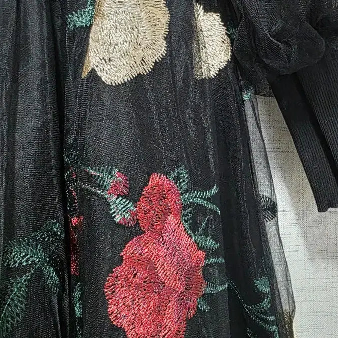 [SOLD OUT] 꽃 자수 시스루 원피스