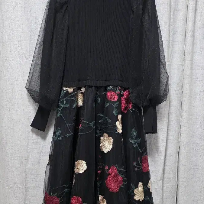 [SOLD OUT] 꽃 자수 시스루 원피스