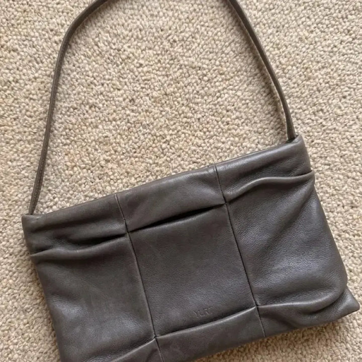 [BUNJANG] YURT Revo Leather Shoulder Bag Tote Bag / (주말 할인) YURT 가죽 숄더백 토트백 그레이 (Revo)