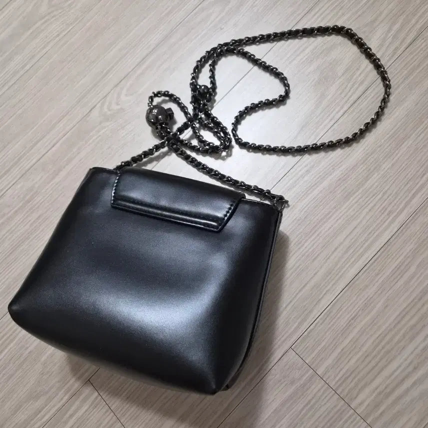 [BUNJANG] Elegant Paris Tior Black Chain Mini Crossbody Bag / 엘레강스파리 티오르 블랙 체인 미니 크로스백 (상자+더스트백)